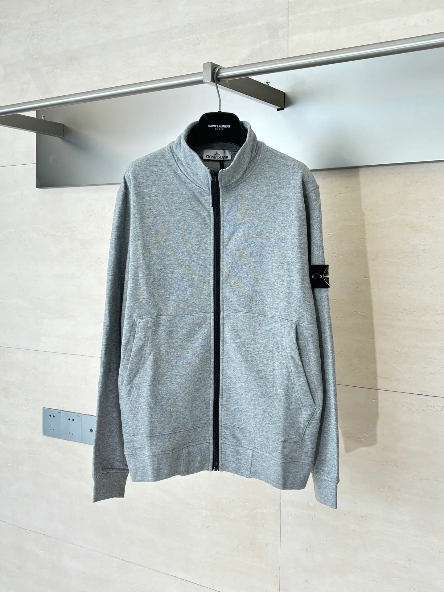 P530 Stone islan*/stone island basic zipper sweatshirt jacket with armband, originally purchased at 2442, the fabric is custom-made 100% cotton, the armband pattern is embroidered with Tajima machine thousands of needles, the stitching is fine and dense, the pattern is clear and the lines and three-dimensionality are strong. The hardware and accessories of the whole garment are all customized according to the original mold, with nylon rope zipper pullers, raglan sleeves and kangaroo pockets. Size: S/M/L
